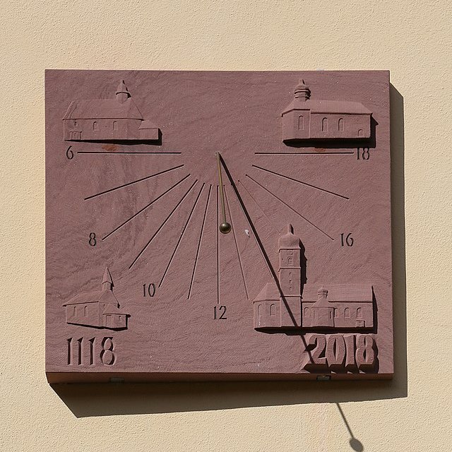 Vertikale Sonnenuhr mit Polstab